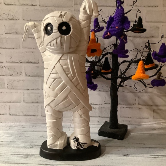 Resin Halloween Standing Mummy On Base - Picture 1 of 7